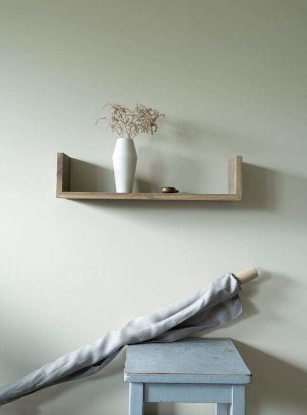 Grenn wall shelf pine with a Dia vase