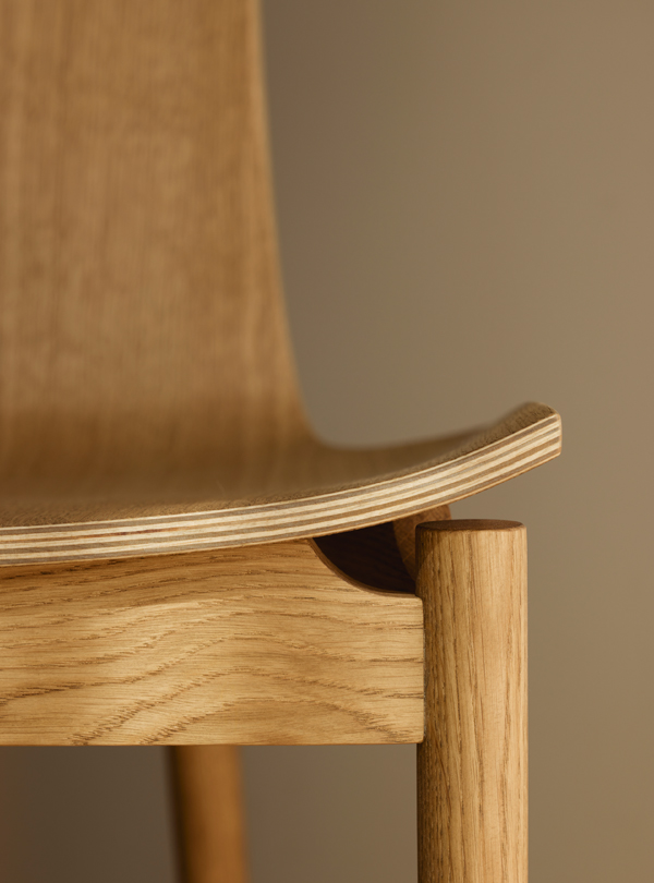 1K_DiningChair-Iden-NO-04_@pernillemunster Close up of the corner of the seat of the new Iden dining chair