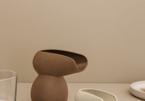 Studio Føy's Lunde cream jug & sauce boat in Dark terracotta and Salt white on a kitchen table